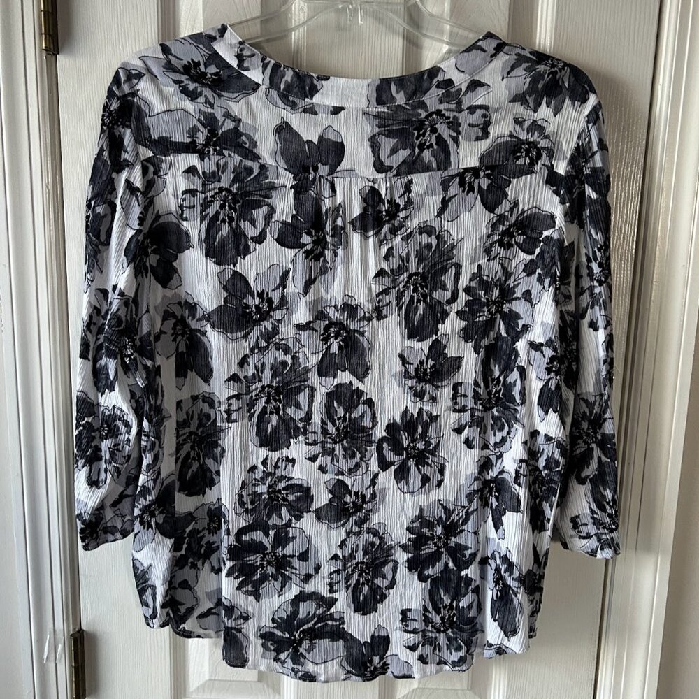Monday Fun Sz 2X Ladies top 3/4 Sleeves Floral Black White Crepe NWOT Stitch Fix - Picture 5 of 6